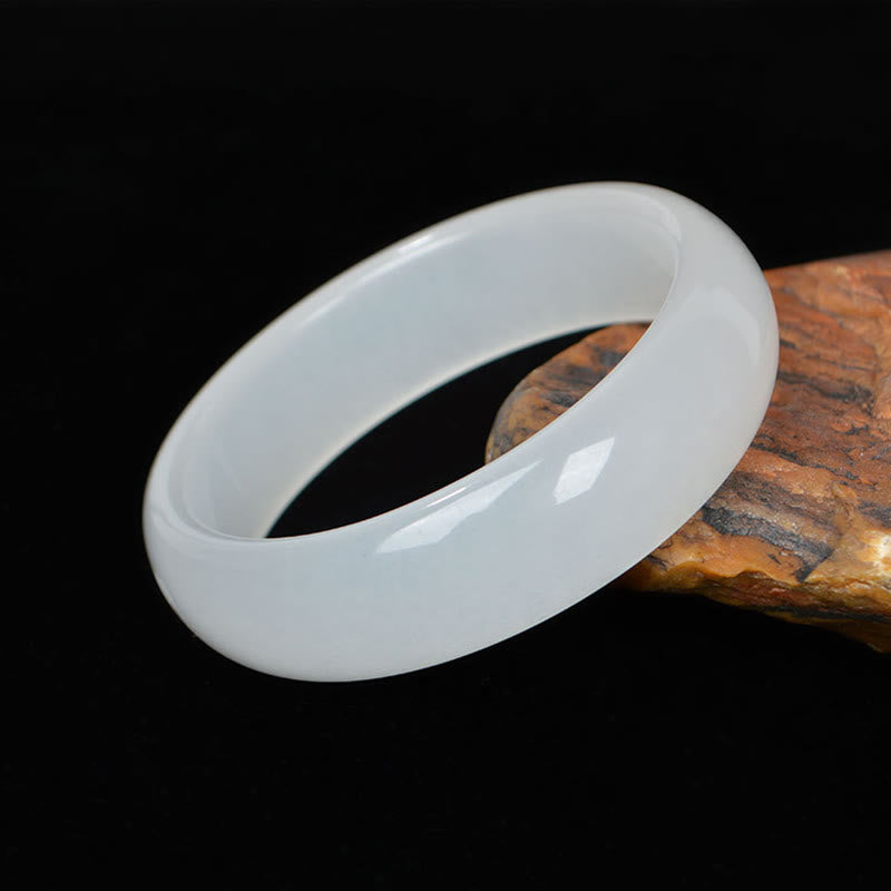 Jade Armband weiß poliert glänzend Naturstein elastisch getragen Glück Wohlstand