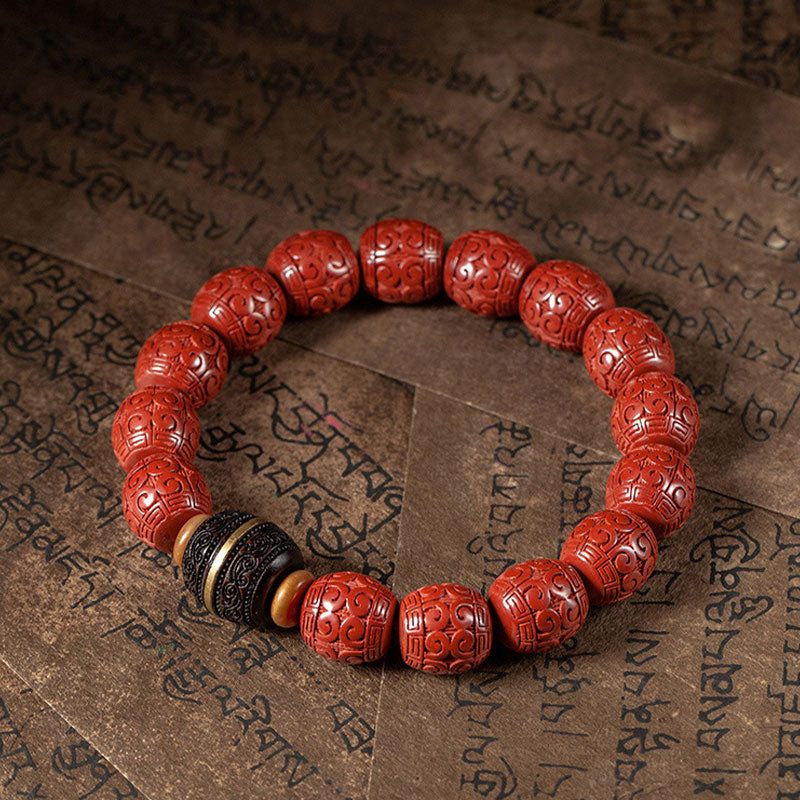 Rotes Zinnober Armband mit Ebenholz Perle auf antiker Schrift Oberfläche.