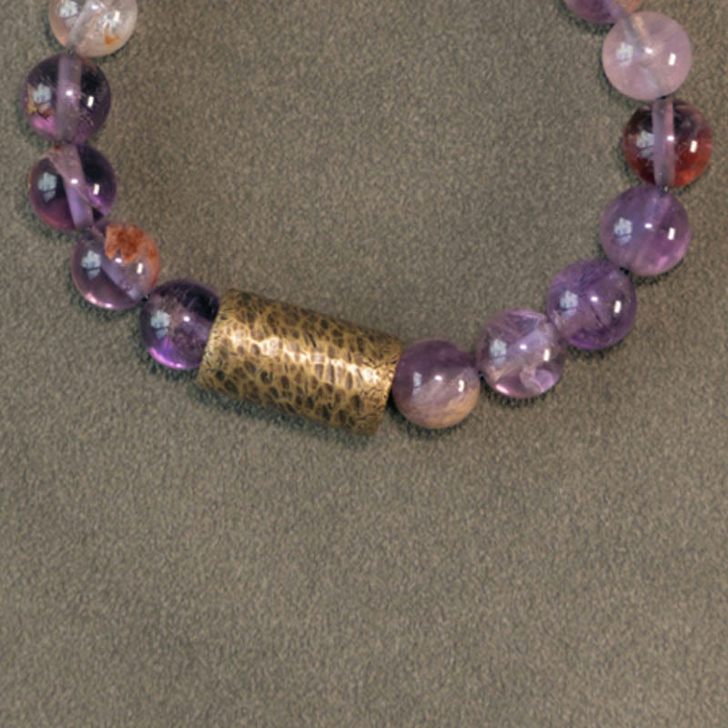 Amethyst Kristall Armband mit goldenem Zylinder Verschluss elegant.
