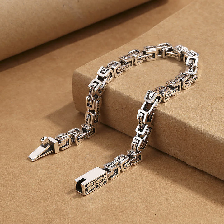 Silbernes Armband Kupfer Om Mani Padme Hum auf beigem Stein Flatlay
