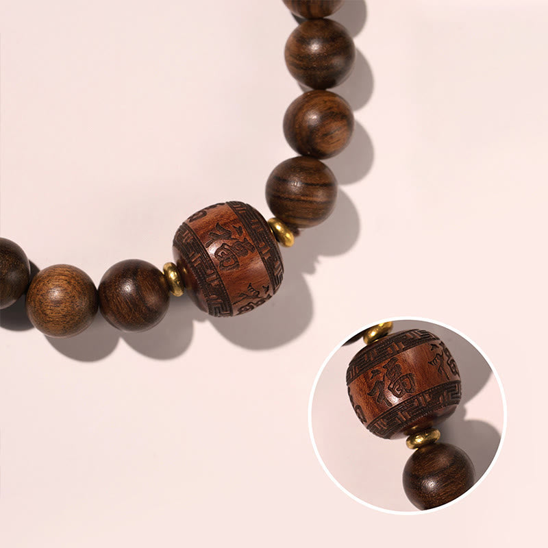 Armband Rosenholz Fu-Zeichen mit braunen Holzperlen und Goldakzenten.