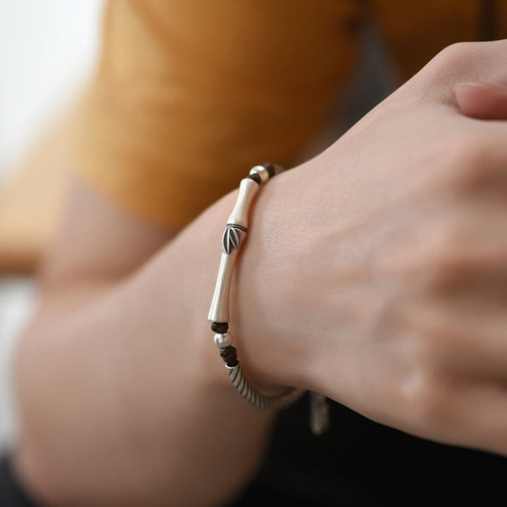 Silbernes Bambus Armband 925 am Handgelenk elegante Naturstein Details getragen