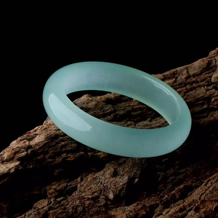 Hellblaues Jade Armband auf Holz, glänzend poliert, natürliche Heilung Segen