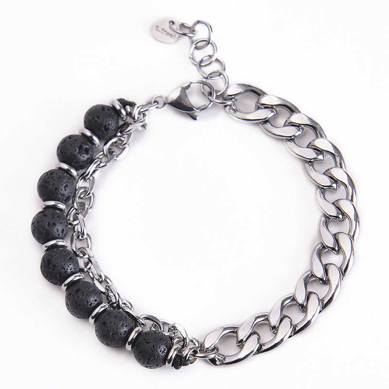 Armband mit schwarzen Lavasteinen und Silberkette elegant gestylt.