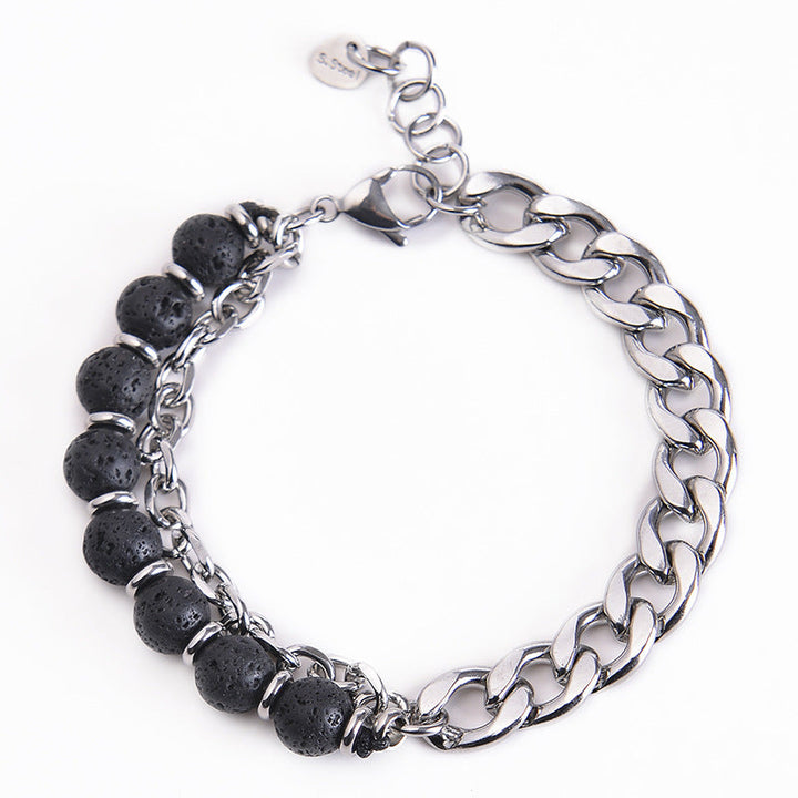 Armband mit schwarzen Lavasteinen und Silberkette elegant gestylt.