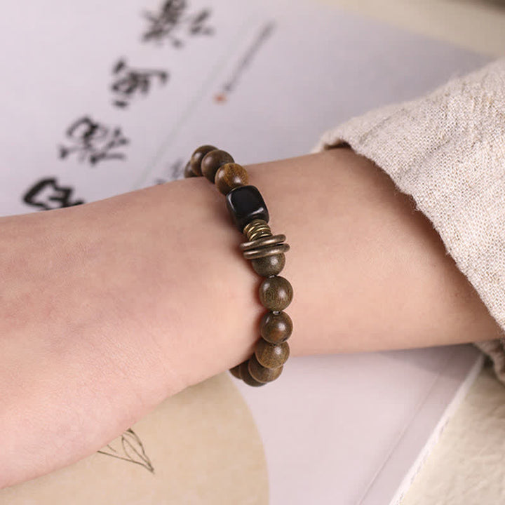 Sandelholz Kristall Armband am Handgelenk mit Natursteinen elegante Trageposition