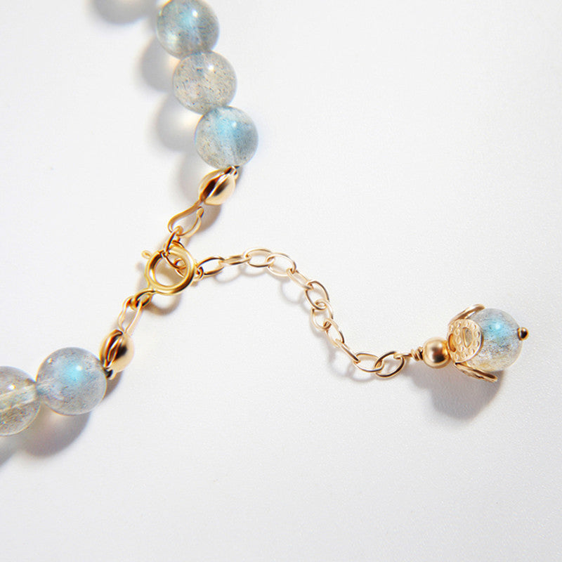 Armband mit Labradorit Perlen und goldenem Verschluss elegantes Design