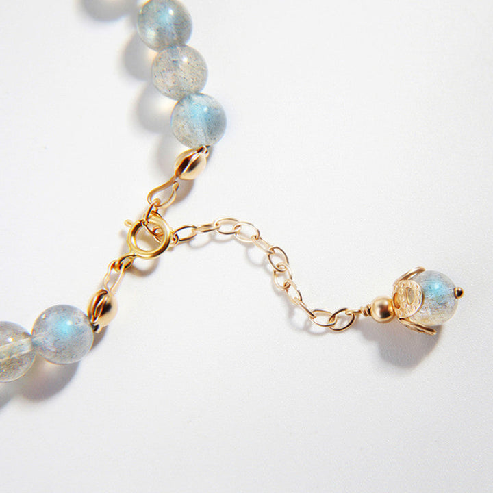Armband mit Labradorit Perlen und goldenem Verschluss elegantes Design