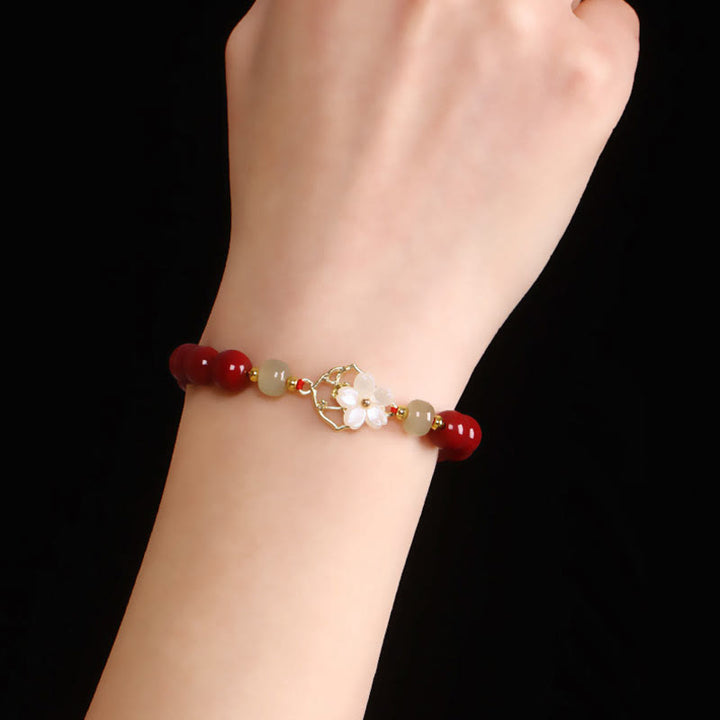 Armband Zinnober Jade – Segen mit roten Perlen elastisch getragen
