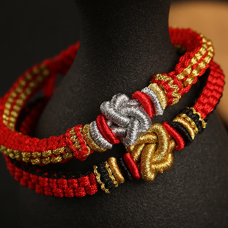Rotes Armband – Glück & Liebe mit Gold- und Silberfäden elegant präsentiert