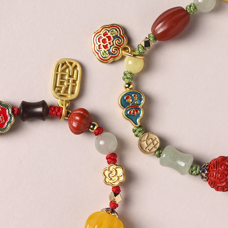 Armband Auspicious mit roten Perlen und Jade Steinen elegant arrangiert.