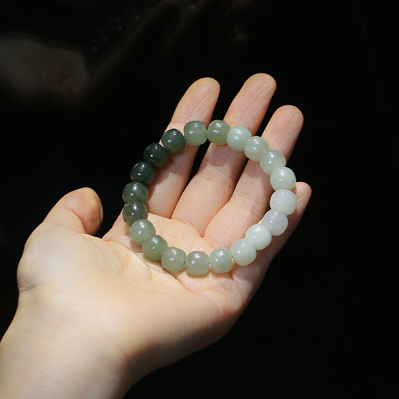 Jade Armband am Handgelenk, grüne Natursteine, Glück & Segen elastisch