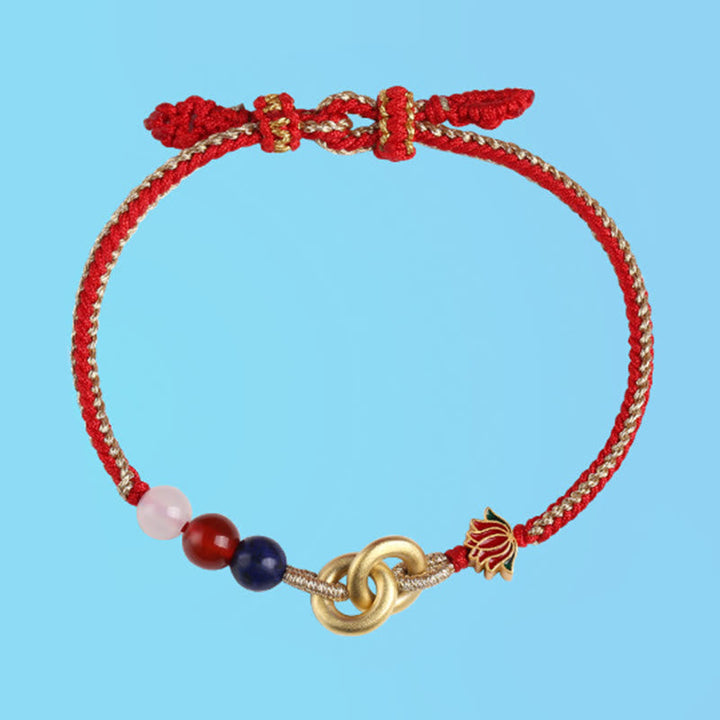 Rotes Armband mit Lotus-Charm und farbigen Perlen elastisch.
