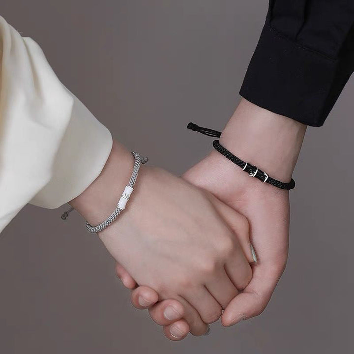 Silbernes Armband Bambus – Heilung Paar Hände halten sich liebevoll