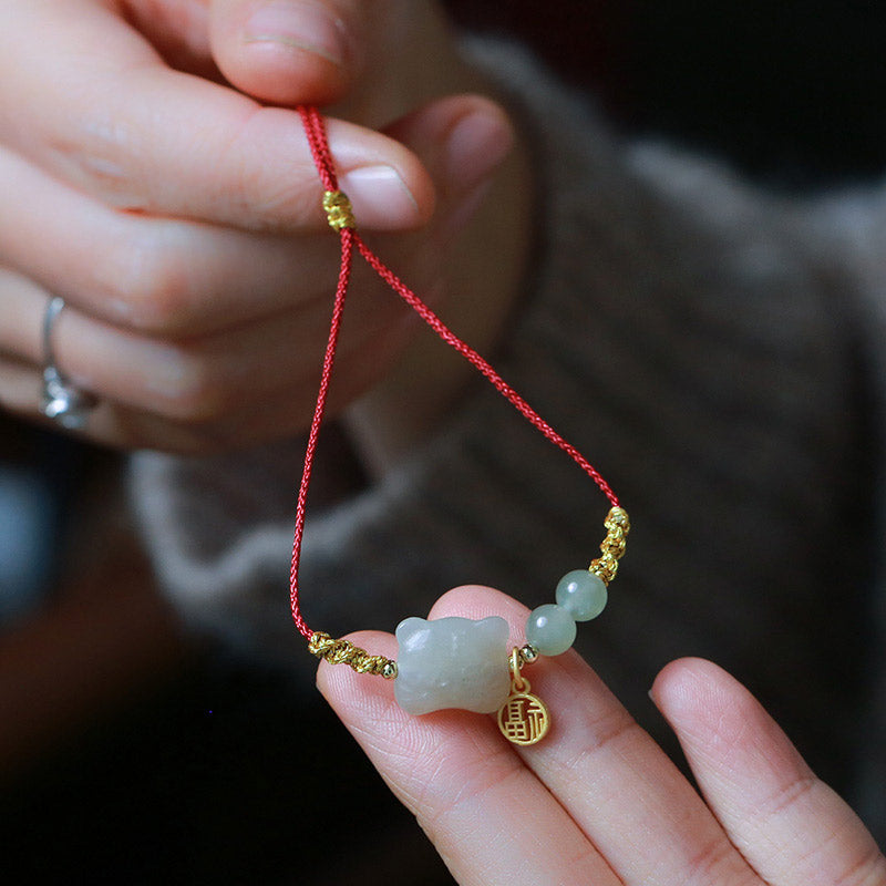 Jade Armband Chinesisches Tierkreis Wohlstand rote Kordel elegant getragen