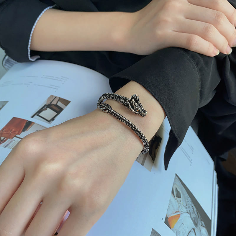 Armband Drachen Silber am Handgelenk getragen Schutz Glück Harmonie