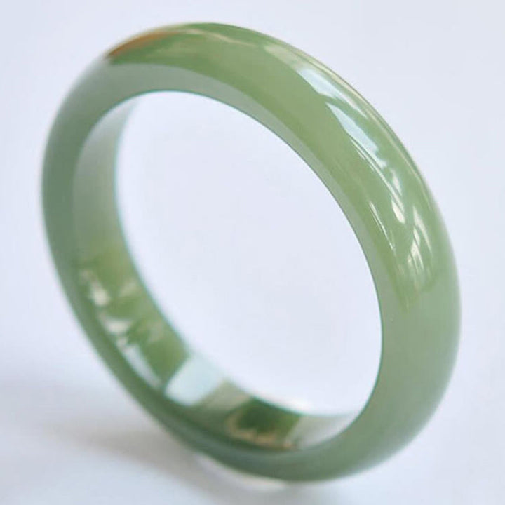 Jade Armband in grüner Farbe poliert glänzend elegant getragen