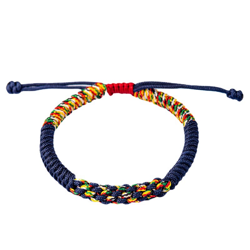 Bunte Mala Armband mit Perlen Flach auf weißem Hintergrund dargestellt.