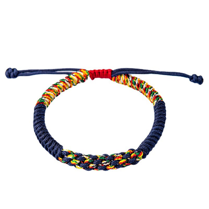 Bunte Mala Armband mit Perlen Flach auf weißem Hintergrund dargestellt.