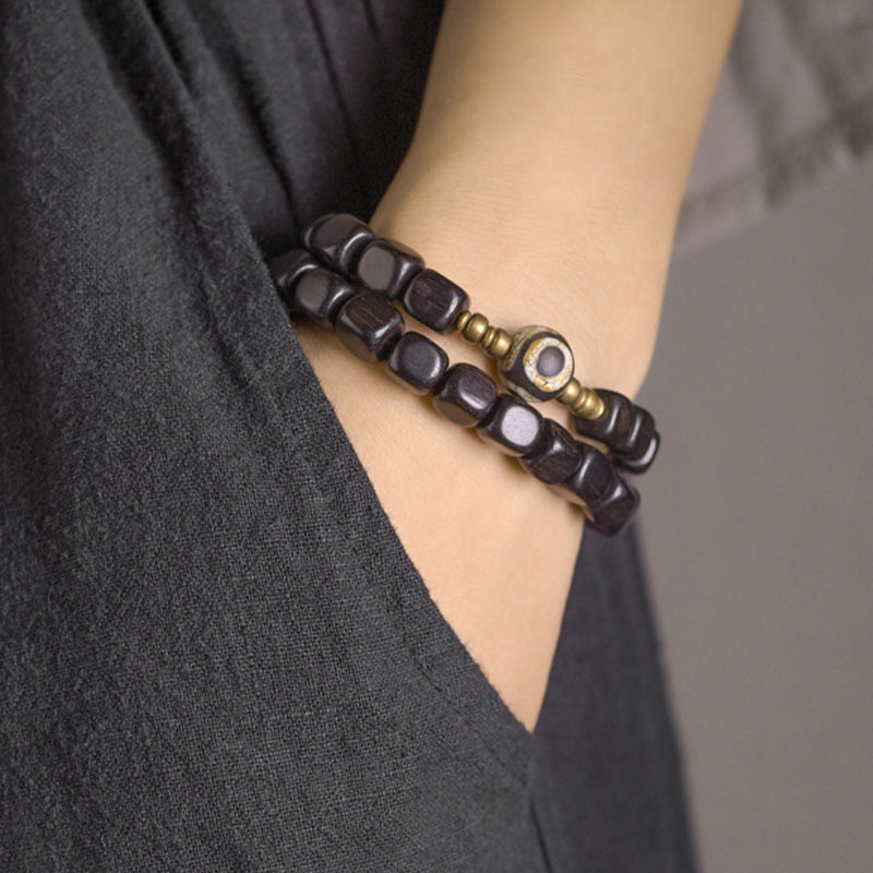 Armband Kupfer Ebenholz Paar am Handgelenk getragen natürlich elegant