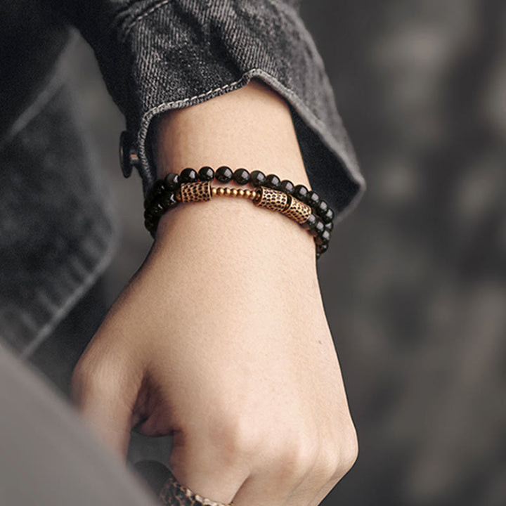 Armband Obsidian Kupfer mit schwarzen Perlen am Handgelenk getragen