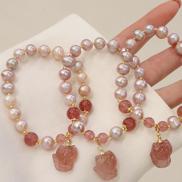 Armband Erdbeerquarz Perle Fuchs mit Perlen eleganter Schmuck Hand.