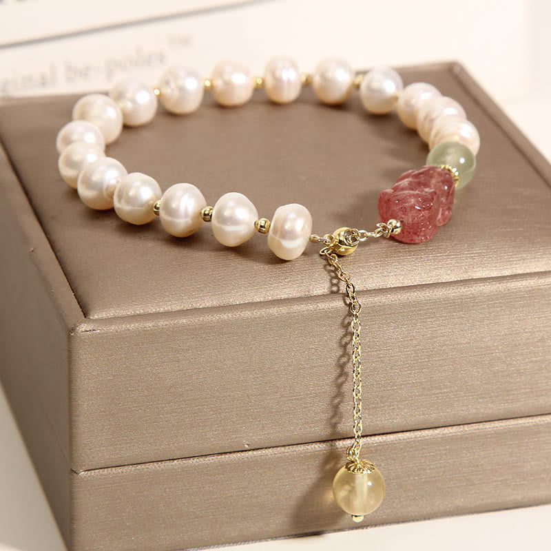 Armband Erdbeerquarz Perle Pixiu mit Kettenanhänger elegant.