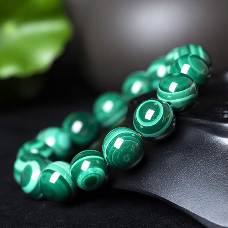 Mala Malachit Armband grüne Schutzsteine Nahaufnahme Naturstein poliert glänzend