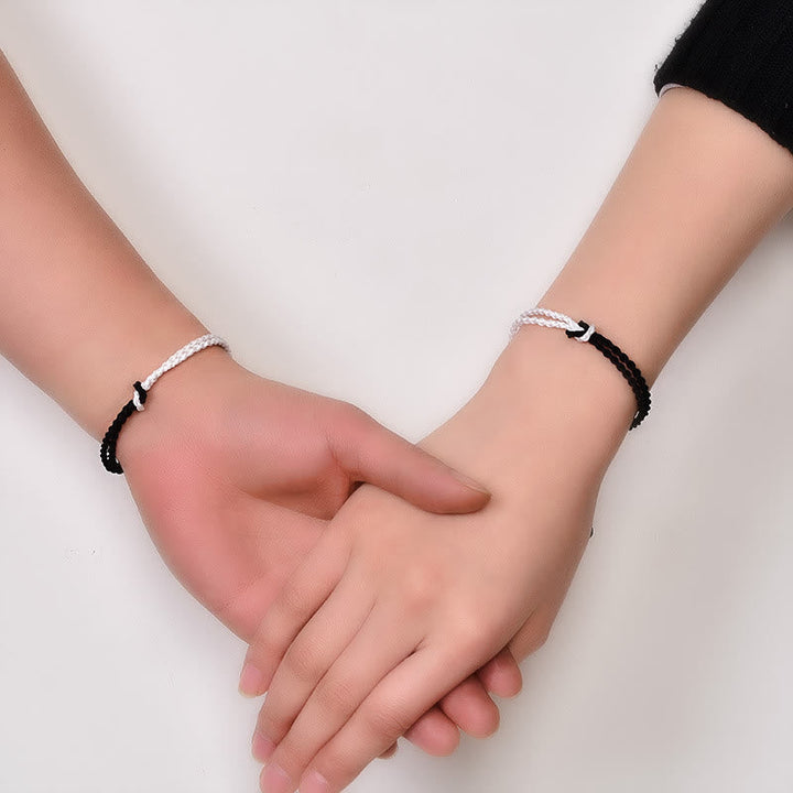 Paar-Armbänder Schwarz Weiß – Heilung, elastische Magnetsteine zusammenhaltend.