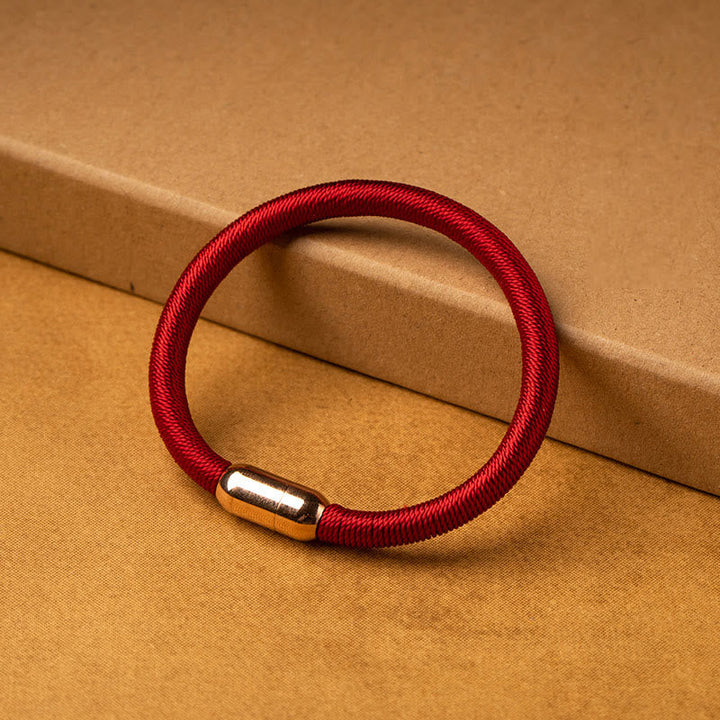 Rotes magnetisches Armband mit goldenem Verschluss elegantes Design.