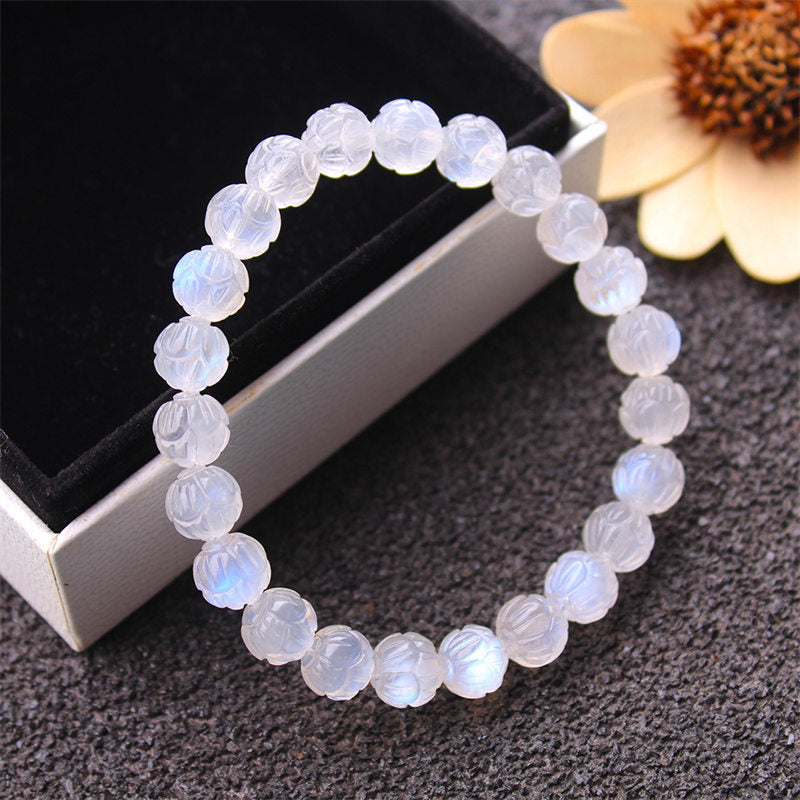 Armband Mondstein Lotus – Liebe mit facettierten Perlen elastisch getragen.
