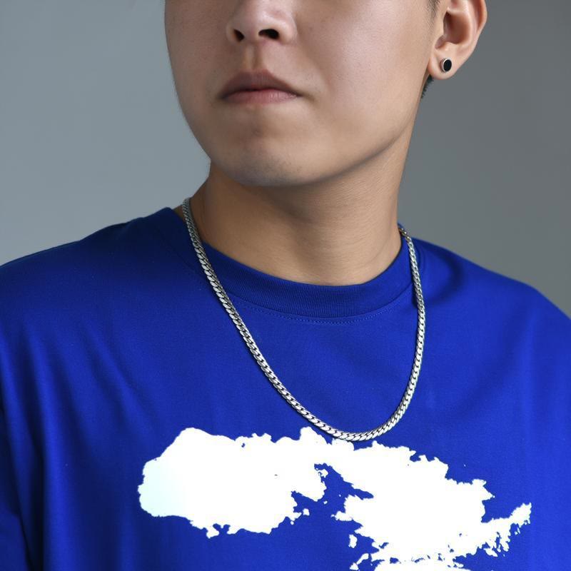 Silberkettenhalskette Herren blau Shirt weiße Landkarte Design elegant