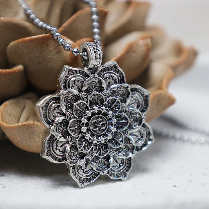 Kette Stein Lotus – Bild 7 – Silberne Lotus Blüten Kette mit detailliertem Mandala Anhänger Stein