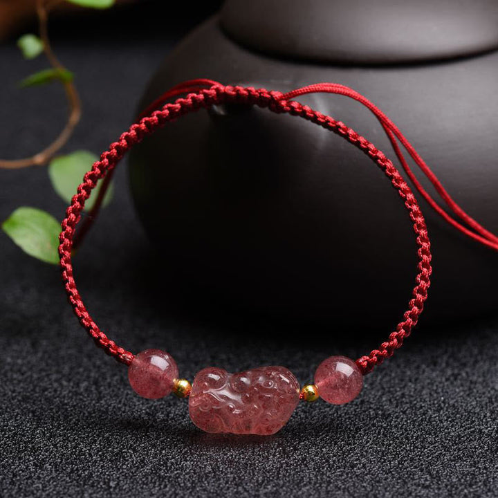 Rotes Armband mit Erdbeerquarz Pixiu Anhänger, handgefertigt elegant.