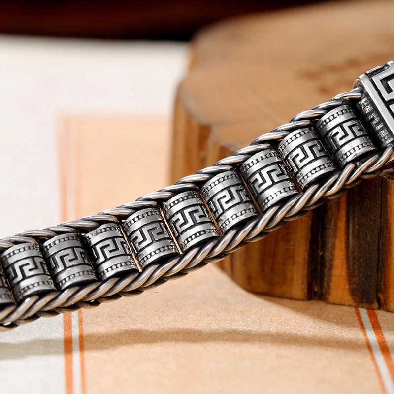 Silbernes Armband mit Muster am Handgelenk elegant getragen Schmuck