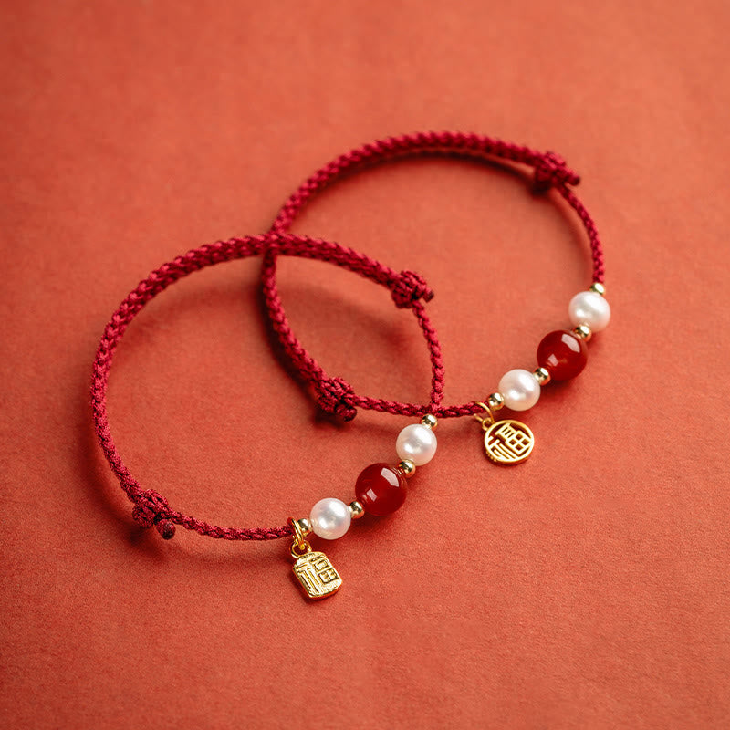 Rotes Armband mit Perlen und Achat Anhänger Glückssymbol elegant.