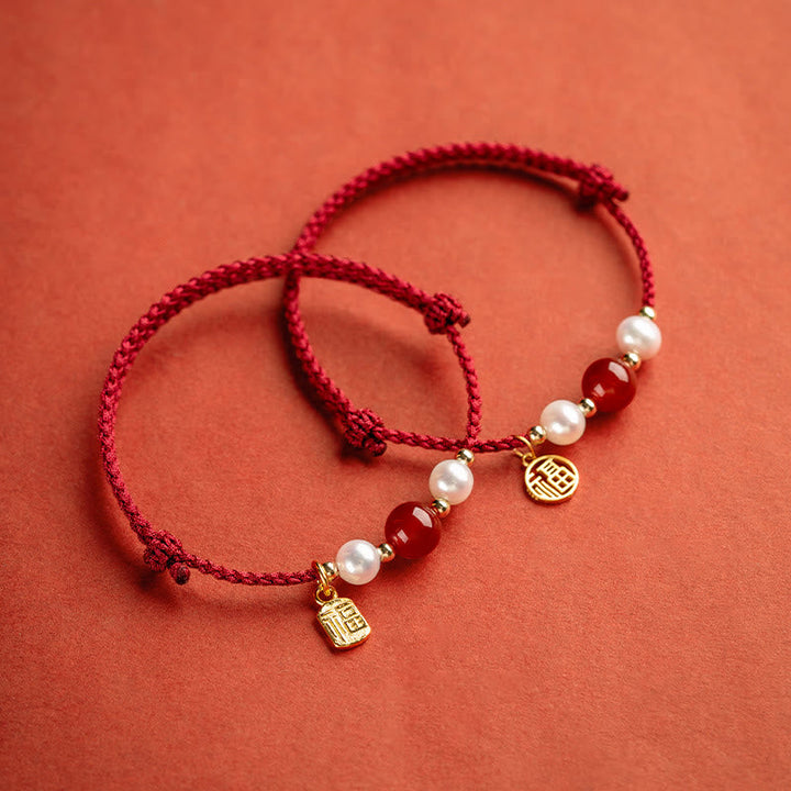 Rotes Armband mit Perlen und Achat Anhänger Glückssymbol elegant.