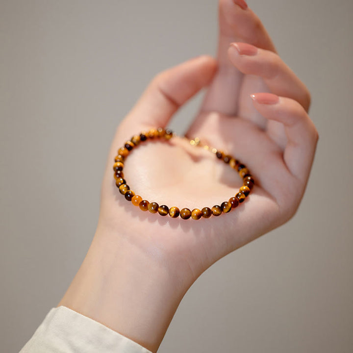 Tigerauge Armband am Handgelenk getragen, goldenorange Naturstein, elastisch