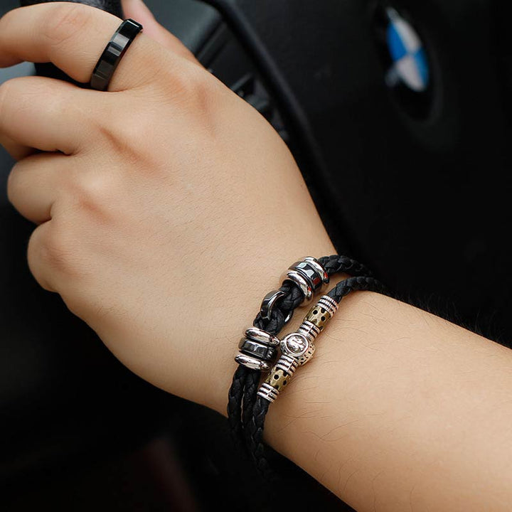 Armband Hämatit 12 Tierkreiszeichen am Handgelenk getragen schwarzes Leder