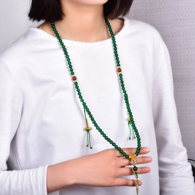 Mala 108 Perlen Achat grüne Kette mit roten Akzenten elegant getragen