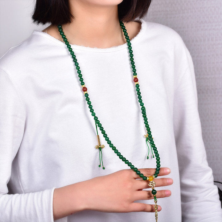 Mala 108 Perlen Achat grüne Kette mit roten Akzenten elegant getragen