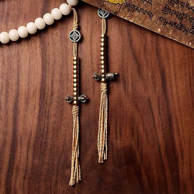 Mala Achat Bodhi – Wohlstand Halskette mit Quasten auf Holzuntergrund.
