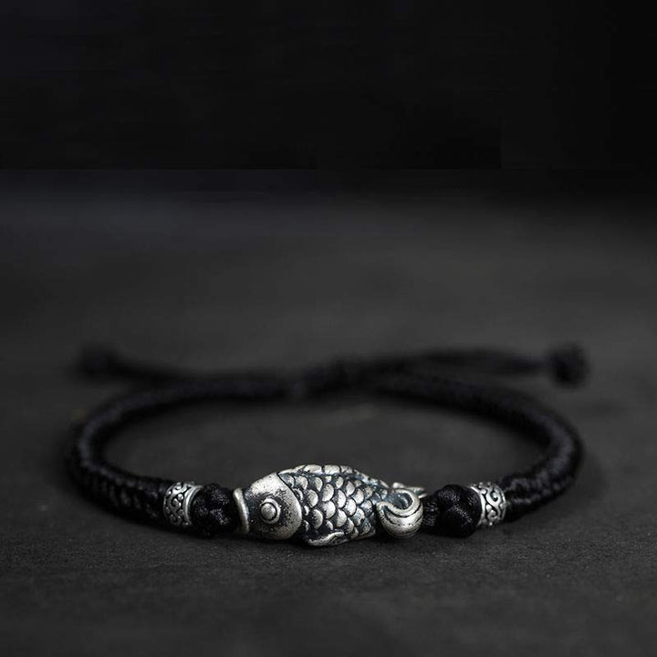 Armband Silber Koi Fisch – Glück schwarze Schnur elastisch getragen
