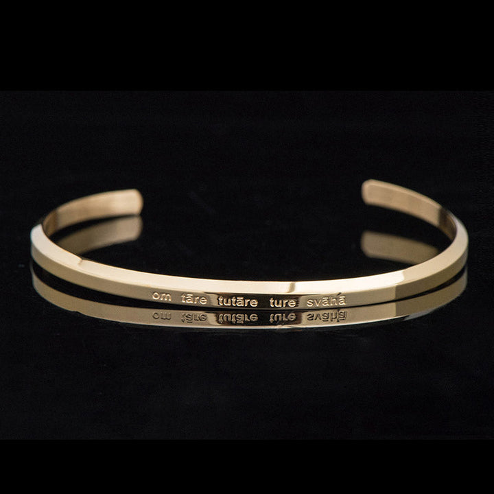 Goldenes Armband mit Gravur am Handgelenk getragen elegant