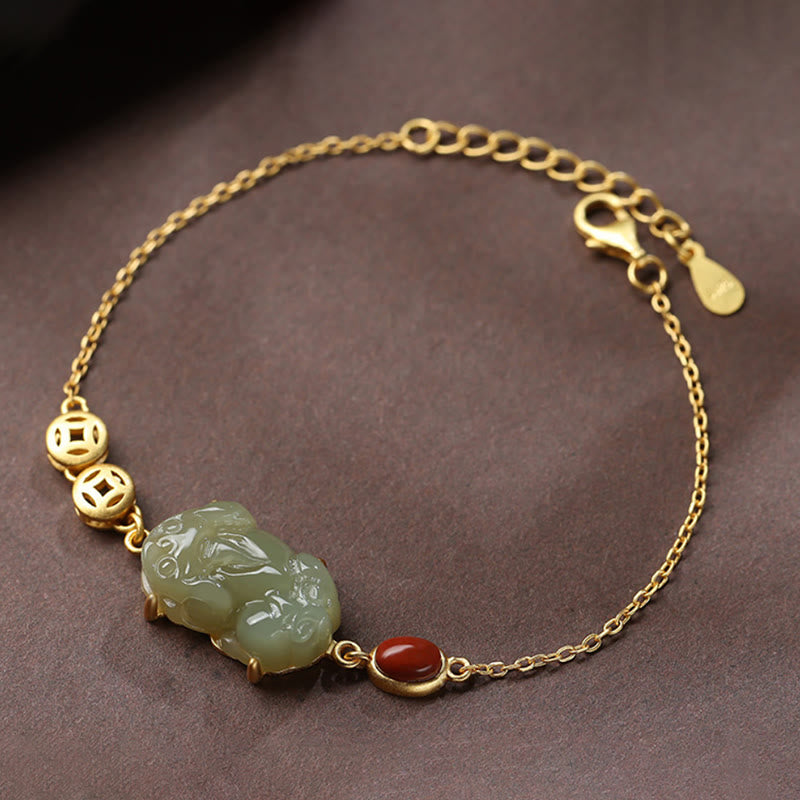 Armband mit Cyan Jade, Rotem Achat und Pixiu Charm, goldfarben.