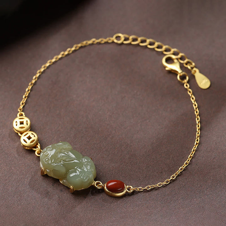 Armband mit Cyan Jade, Rotem Achat und Pixiu Charm, goldfarben.