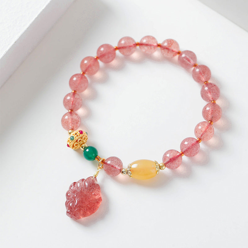 Armband Erdbeerquarz Fuchs mit goldenen Perlen Anhänger elegant.