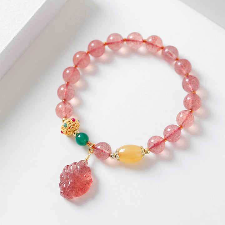 Armband Erdbeerquarz Fuchs mit goldenen Perlen Anhänger elegant.
