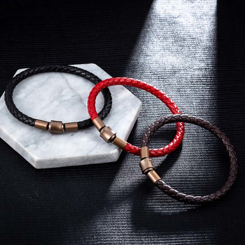 Drei geflochtene Leder Armbänder Vintage auf Marmor Stein Oberfläche