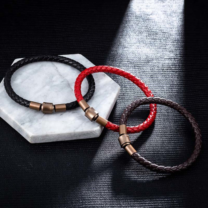 Drei geflochtene Leder Armbänder Vintage auf Marmor Stein Oberfläche